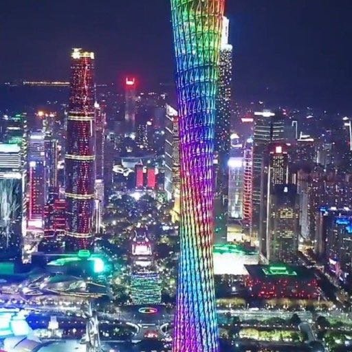 广东街头，阳光灿烂，人潮涌动