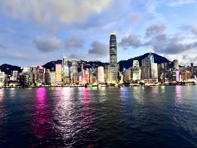 夕阳下的香港街头，中年男子海边凝望远方